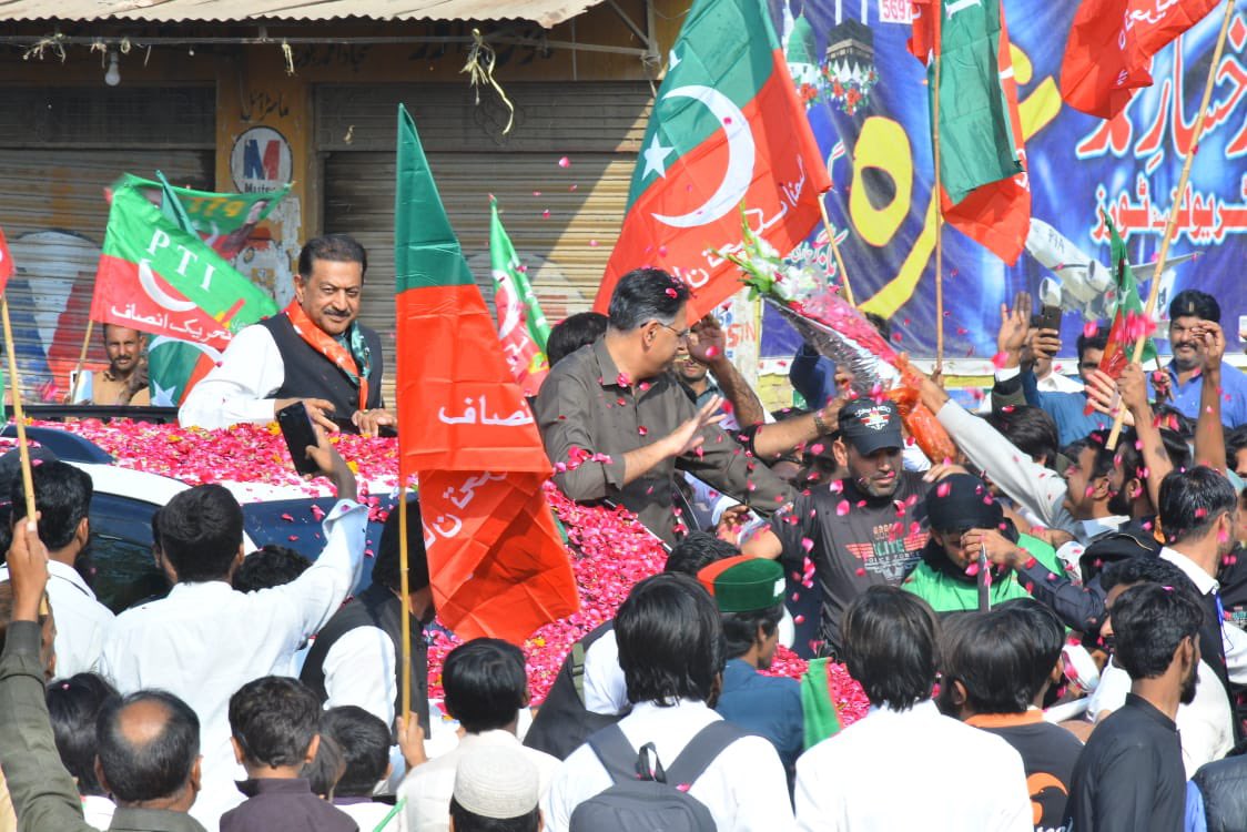 PTIofficial's tweet photo. سیکرٹری جنرل اسد عمر کا کوٹ مومن میں شاندار استقبال۔#WeTrustImranKhan https://t.co/k1H9gqno32