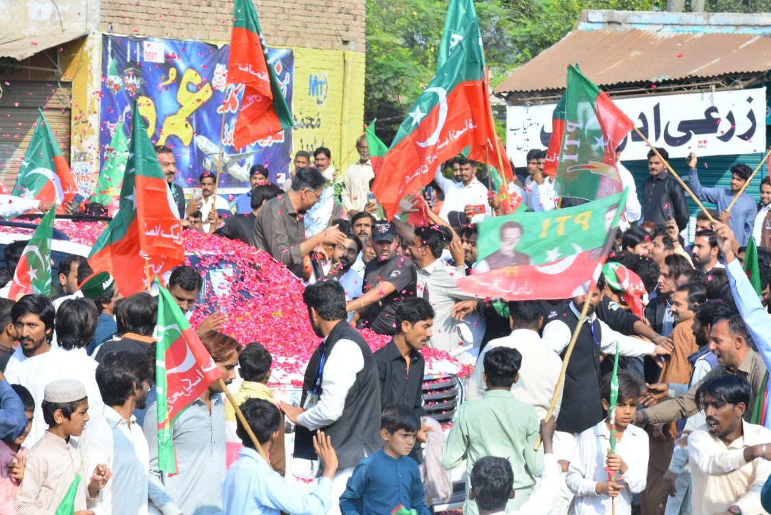 PTIofficial's tweet photo. سیکرٹری جنرل اسد عمر کا کوٹ مومن میں شاندار استقبال۔#WeTrustImranKhan https://t.co/k1H9gqno32