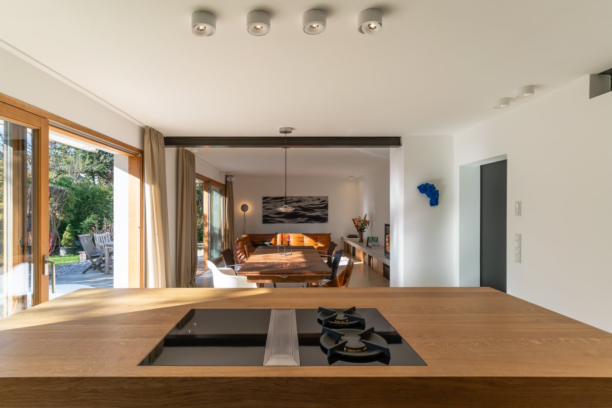 #NeroAssoluto trifft #Eiche
Die Symbiose aus #Naturstein und #Holz hat immer wieder etwas ganz Besonderes.

#Kochfeld Bora Professional 2.0 mit Induktion &amp; Gas | <a href="/BORAhansgrohe/">Gabor Gamble</a> 
#Dampfgarer DGC 6600 + #Backofen H 6860 DP | <a href="/Miele_Presse/">Miele & Cie. KG</a> 
Quooker Flex Cube in schwarz | <a href="/quooker/">Quooker HQ</a>