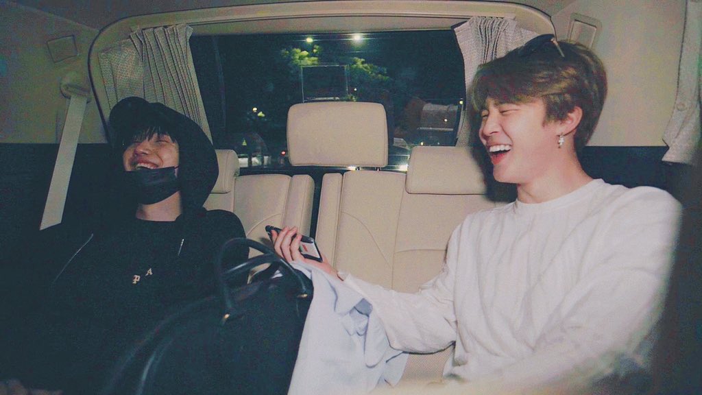 armyju01's tweet photo. 보고싶은 미니미니

BTS (@BTS_twt) Favorite K-pop Artist #AMAs https://t.co/daDbf5We6E