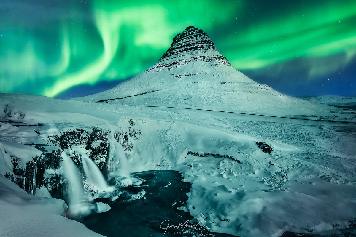 Primeras nieves bajo las Auroras Boreales en el Kirkjufell, La montaña en "Más allá del muro" #iceland #icelandicnature #icelandphotography #AuroraBorealis #adventure #photography #longexposure #landscape #nature #ice #northernlights #aurora #night #nightphotography #Kirkjufell