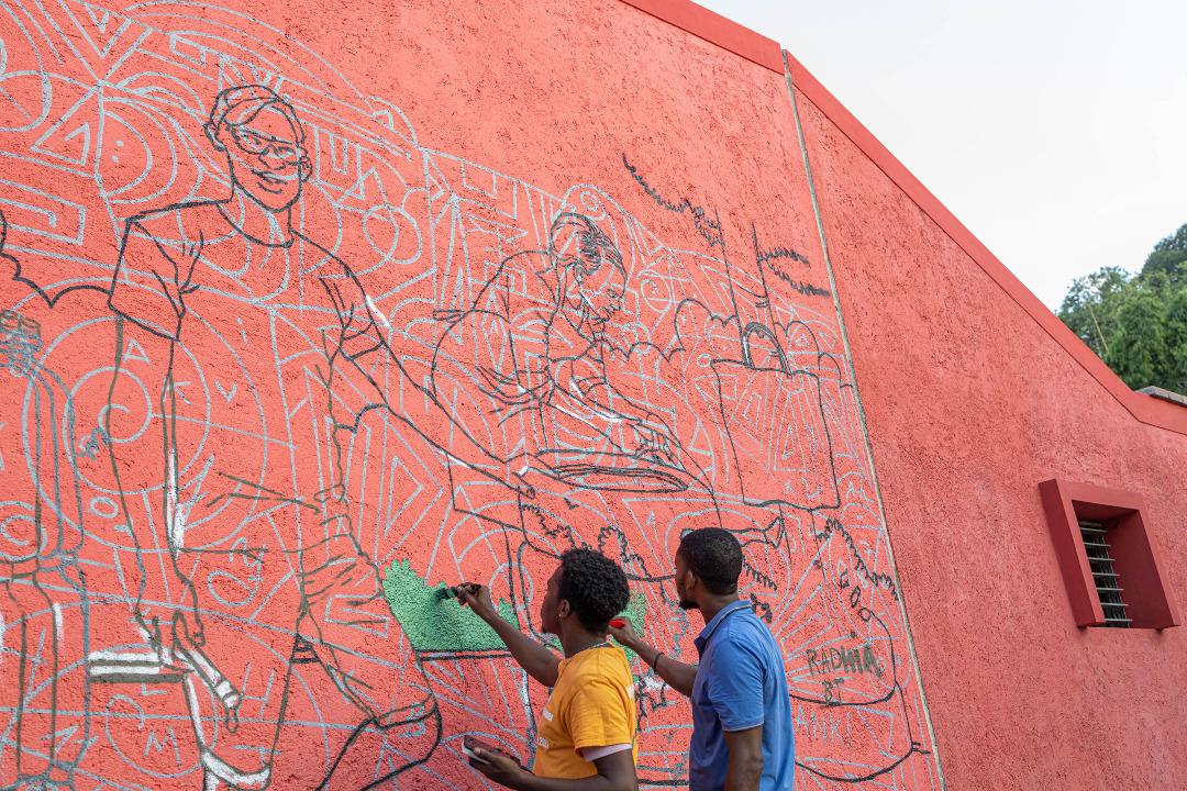 p_urbayiti's tweet photo. Une fresque murale inspiré du projet #PotoprenspiPwop de @CatholicRelief et financé par la @EUDelegationHt se dessine sur place du canapé-vert. Une délégation @mairieportauprince, @expertisefrance et @AFD_France est venue féliciter les artistes. #ansanmvilnoupidjanm https://t.co/QMaoinVlOY