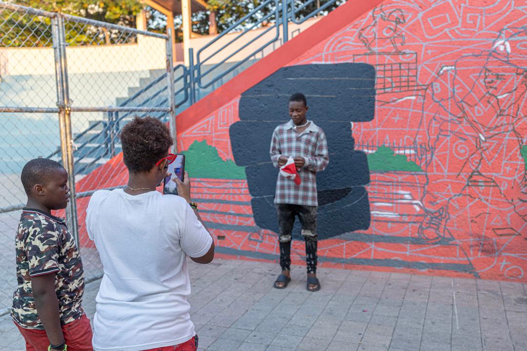 p_urbayiti's tweet photo. Une fresque murale inspiré du projet #PotoprenspiPwop de @CatholicRelief et financé par la @EUDelegationHt se dessine sur place du canapé-vert. Une délégation @mairieportauprince, @expertisefrance et @AFD_France est venue féliciter les artistes. #ansanmvilnoupidjanm https://t.co/QMaoinVlOY