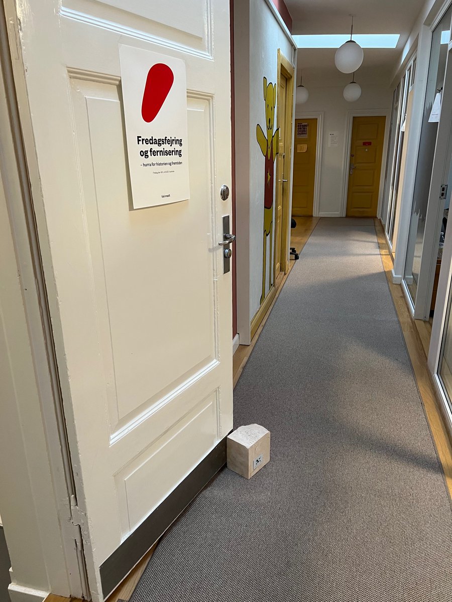 Dørstopperen på kulturgangen på <a href="/informeren/">Dagbladet Information</a> er naturligvis et lydkunstværk. Men - quiz! - af hvilken kunstner?!