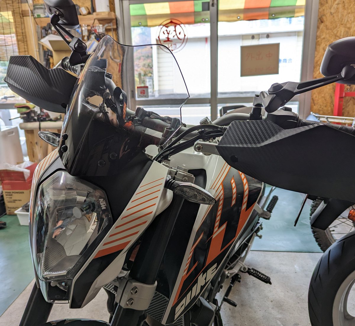 MCgarage_EN's tweet photo. 大人のプラモデル。
純正スクリーンから納期数ヶ月待ちのスクリーンが届いたので取り付け〜。イメージ変わりますね。

#GARAGE煙
#Kitchen煙
#KTM
#Duke
#Ermax https://t.co/TFJWtaXizA