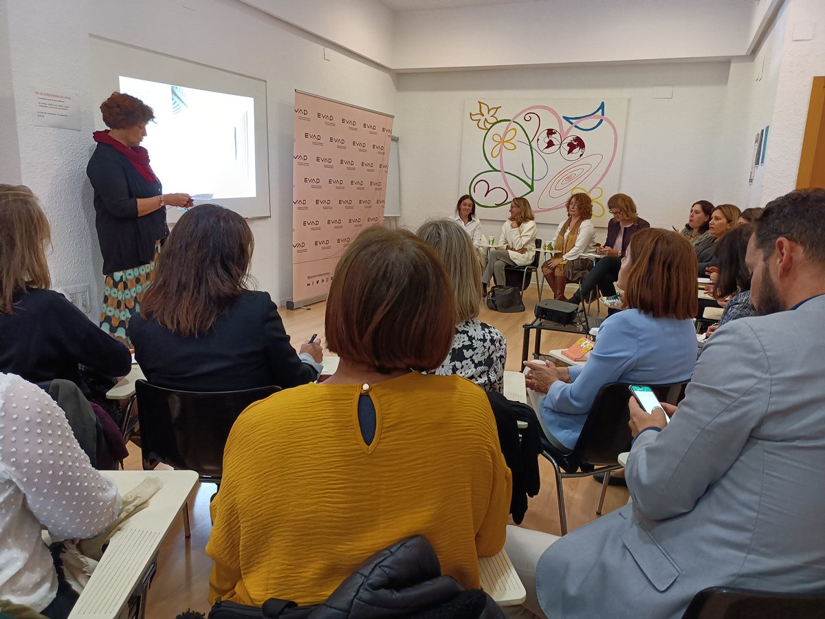 🔴¿Como va a afectar el nuevo gravamen del plástico a las empresas? 
👉🏻Comienza la sesión informativa sobre el impuesto a envases de plástico no renovables. 
🗣️Da la bienvenida <a href="/MercedesHerran2/">merce_herranz</a>, responsable del Comité de Economía Circular de EVAP.