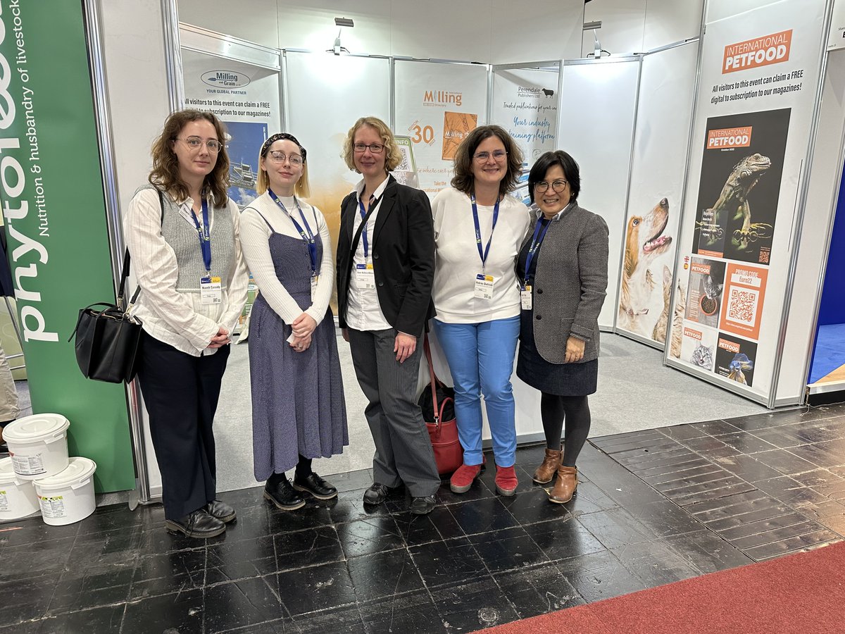 MillingandGrain's tweet photo. Lots of visitors to our stand at #EuroTier2022 today! Including Nath Morris from @IPPEexpo, Nick Mouthaan, and Sebas Van Den Ende. We also saw Anne-Kathrin Blässe and Andrea Dietrich, from @Dr_Eckel. Plenty of time for more visitors so make sure to stop by stand B15 in Hall 23! https://t.co/b3UajeKAYz