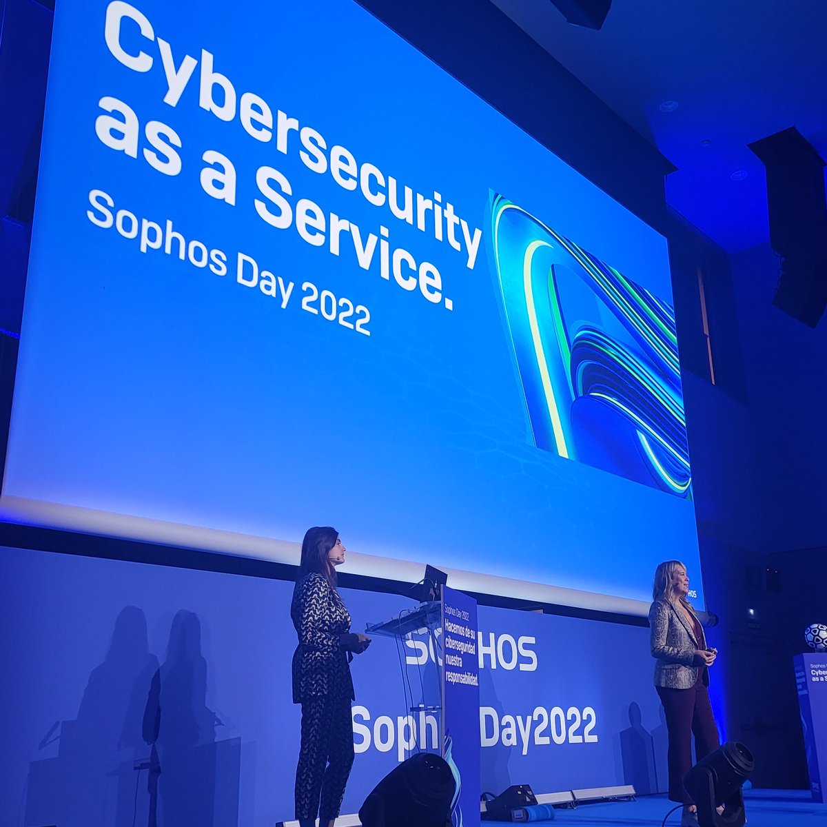 Arrancamos #Sophosday2022 presentadoras de lujo <a href="/_RuthVelasco_/">Ruth Velasco</a> <a href="/annsensi/">Anna Sensi Ortega</a> de <a href="/SophosIberia/">SophosIberia</a>