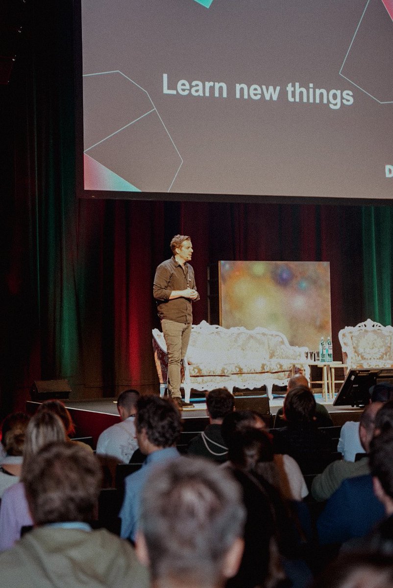 "Let’s celebrate our industry," says founder <a href="/svosskoetter/">Stefan Vosskoetter</a> as he welcomes the 900+ attendees at the #DLSummit in #Cologne. 🥳 A day dedicated entirely to the mission: #BuildBetterProducts 🏗️