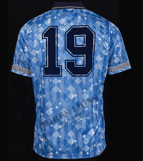 3LionsShirtbook's tweet photo. An unworn classic
.
Match shirt of Paul Gascoigne - World Cup 1990
.
This beautiful example of the cult classic ‘World in Motion’ away shirt was prepared for Gazza but never used as England wore white in all seven matches they played at Italia 90
.
#3LOAS https://t.co/zpe8d6Ok3g https://t.co/xDtuCHxakS