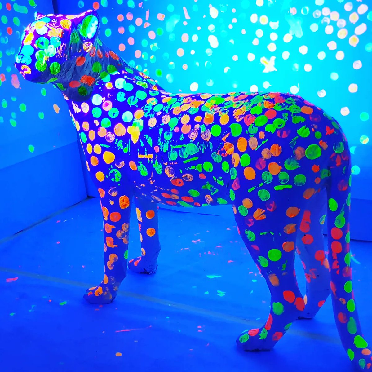 Aquest matí el curs de segon de primària de l' @escolagarcialorca ha vingut al Traç a fer una immersió al món de Yayoi Kusama. 
Des del Traç oferim tallers creatius per escoles amb l'objectiu d'apropar l'art a les aules.
Informa't escolatrac.com/escoles-formac…