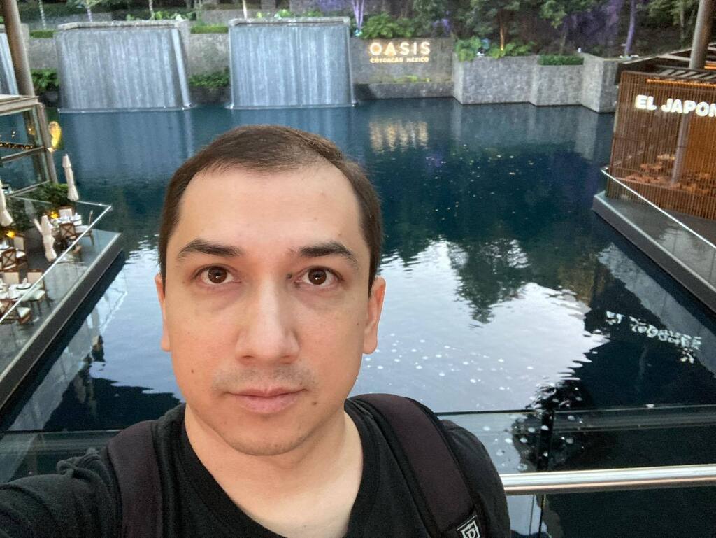 Хотел пофотографировать сегодня, но вспомнил об этом только под конец дня, когда все интересное закончилось. Поэтому вот вам селфи из торгового центра 😄