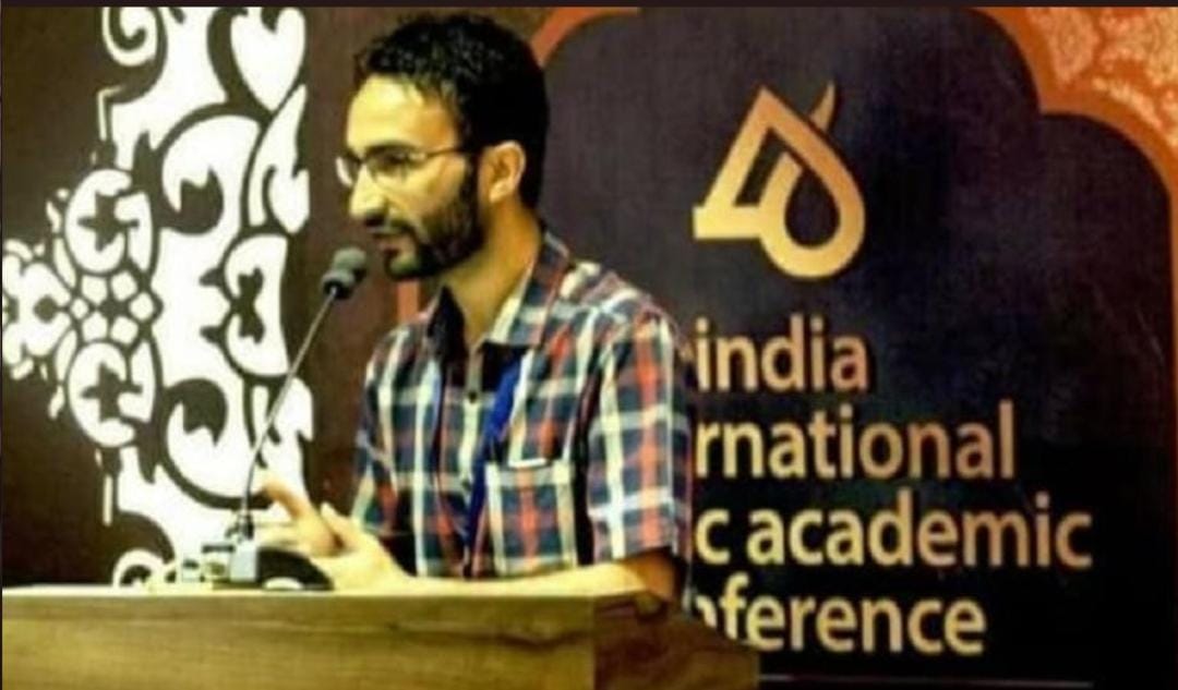 Wanisehrishdeen's tweet photo. We will never forget Kashmiri university professor Mohammad Rafi Bhat 💔
We lost gems 

Among thousands of mourners,more than a dozen students sat in a line, waiting for the death body of professor Mohammad Rafi Bhat to arrive in chunduna village of central Kashmir's https://t.co/G22ovb9rUO