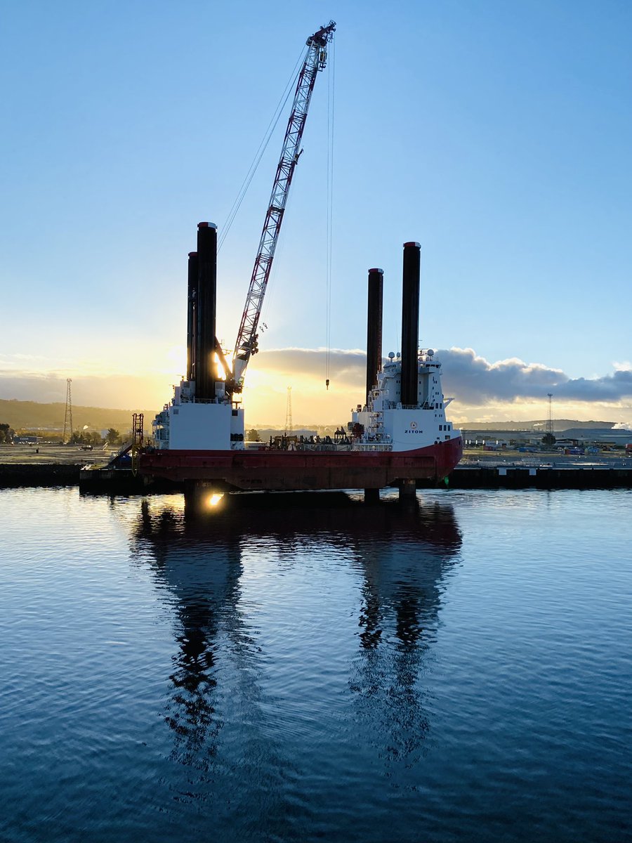 WixpixRob's tweet photo. An early morning ‘erection’ and a fine one it is too.. 🤔🤣 oh err missus 🤦♂️
#WindServer at berth in @BelfastHarbour basking in the morning sun.. https://t.co/LFxz1K2pHZ
