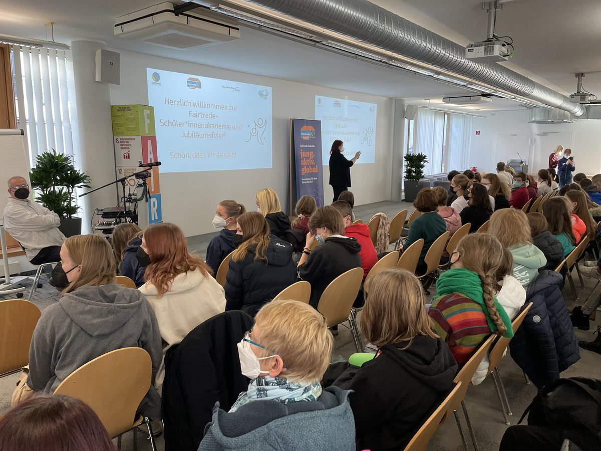 ClaudiaBrck1's tweet photo. Jetzt geht sie los, die #FairtradeSchool Schüler*innenkonferenz in Gelsenkirchen. Ist eure Schule schon #fairtrade Schule? Engagiert euch,
Danke an die Kooperationspartner @BMZ_Bund @giz_gmbh @faireMetropoleRhuhr @EineWeltNetzNRW @Fairtrade_DE https://t.co/xx5FTPHsRj