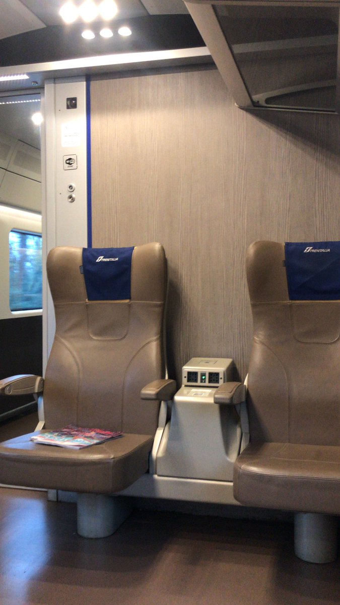 sangermax's tweet photo. #train #railway #gotoworking #atthewindow #troughthewindow #view #trenokar #reflex #turin #seat https://t.co/IVHntdlL1d