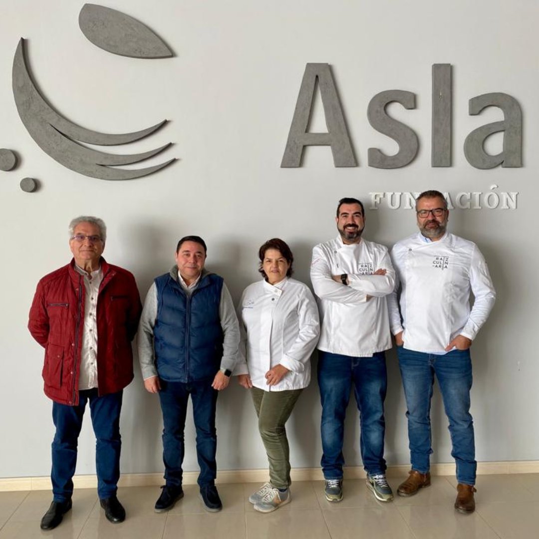📣Colaboramos con la Selección Española de Cocina Profesional 🇪🇸 👩🏻‍🍳Los cocineros de ‘La Roja de la Cocina’ lucirán en Luxemburgo 15 chalecos 🦺 bordados en ASLA🪡con los que van a competir en #Expogast, una de las mayores ferias de gastronomía del mundo.👉bit.ly/3OcDfXa