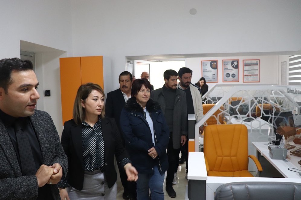 Geçmiş yıllarda sağlık ocağı olarak kullanılan binamız gerekli tadilat ve düzenlemelerin ardından Karaburun Kaymakamlığı İlçe Nüfus Müdürlüğü için hizmet vermeye başladı. Bugün açılışına katıldığımız;