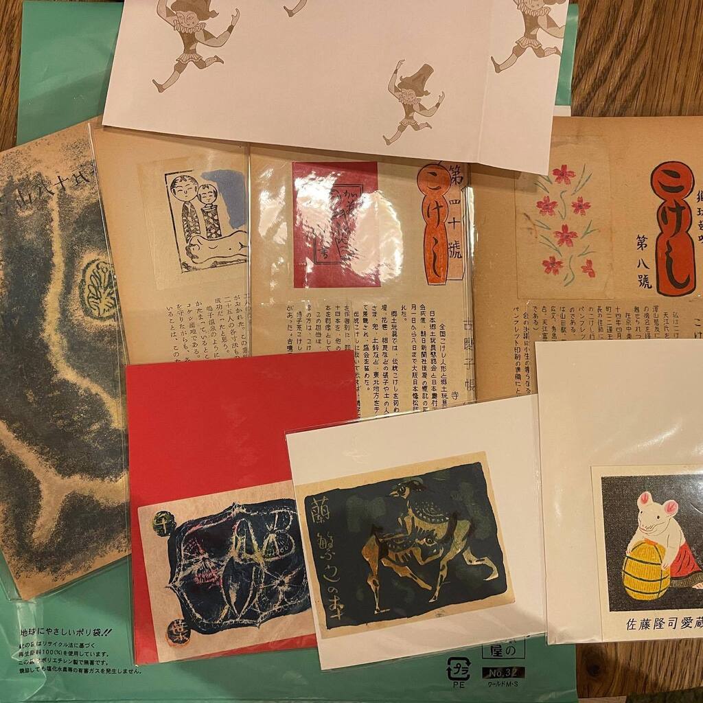 本日の謄写版収穫物です。
蔵書票:若山八十氏2点
塚越源七1点
孔版12月号
こけし3点（印刷方法の変化がわかるもの）
どこかのタイミングでお話しできればと。 instagr.am/p/ClBCGmNvY0p/