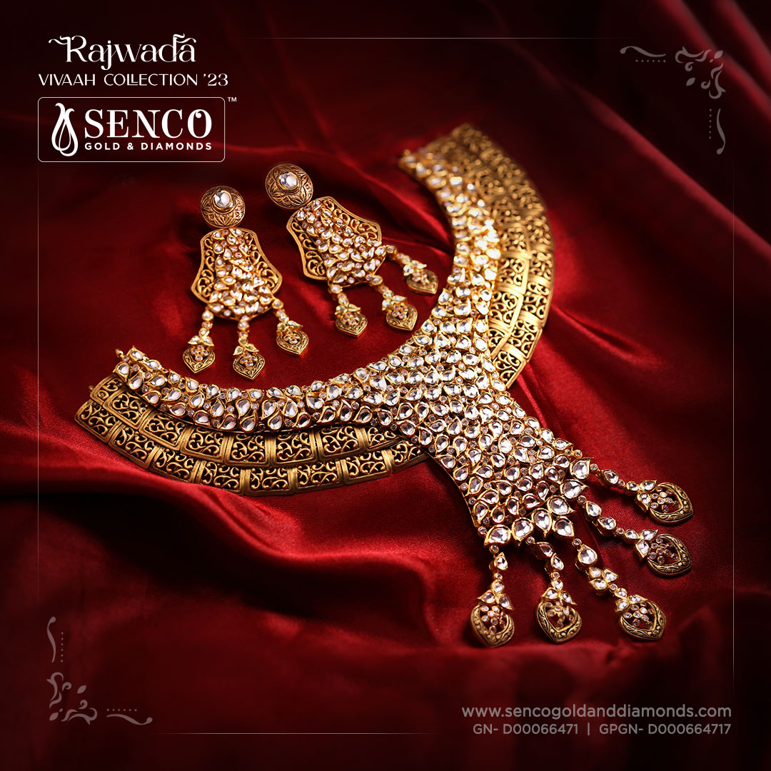 sencogoldindia's tweet photo. The #kundan and #antique necklace set radiates a royal aura. Its intricate #Filigree work will take you back to the palaces of Rajasthan. #SencoGoldAndDiamonds #KarigariForYoungIndia #Goldoffer #diamondoffer #goldjewellery #diamondjewelleryoffer #goldnecklace #rajwadacollection https://t.co/3KCIvRjjl0