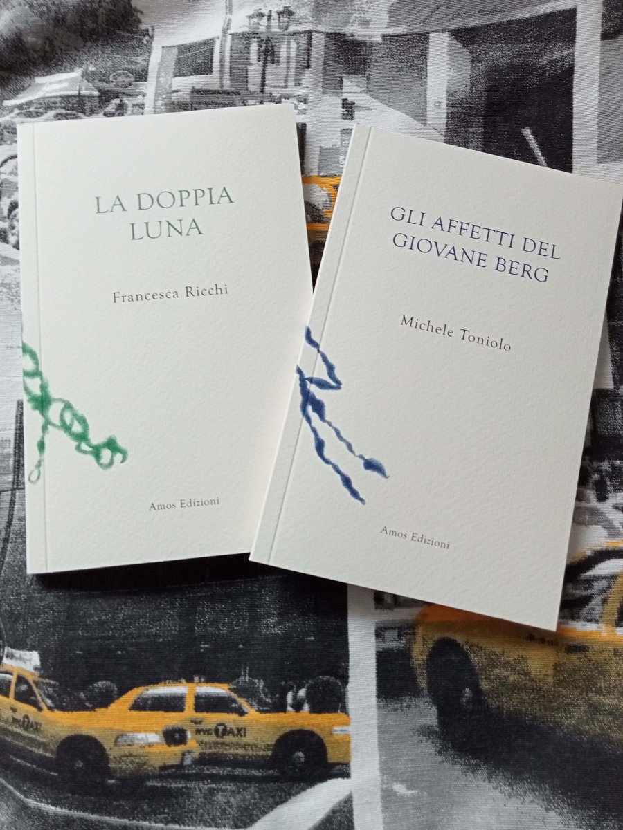 Le due ultime uscite di Amos Edizioni nella collana Unica, a cura di #ArnaldoColasanti, versione grafica di Giuseppe Salvatori. I libri sono appoggiati su una delle bellissime #BellavistaBags di Anna Sartori. 
#amosedizioni