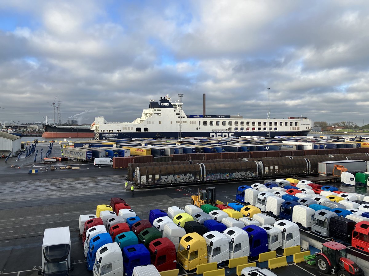 Eerste levering van ⁦<a href="/VolvoGroupBE/">Volvo Group</a>⁩  #E-truck aan ⁦<a href="/DfdsB/">DFDS_Belgium</a>⁩ in ⁦<a href="/northseaport/">North Sea Port</a>⁩ #Gent. Transporten uit haven naar ⁦<a href="/volvocargent/">Volvo Car Gent</a>⁩ kunnen vanaf vandaag klimaatneutraal.