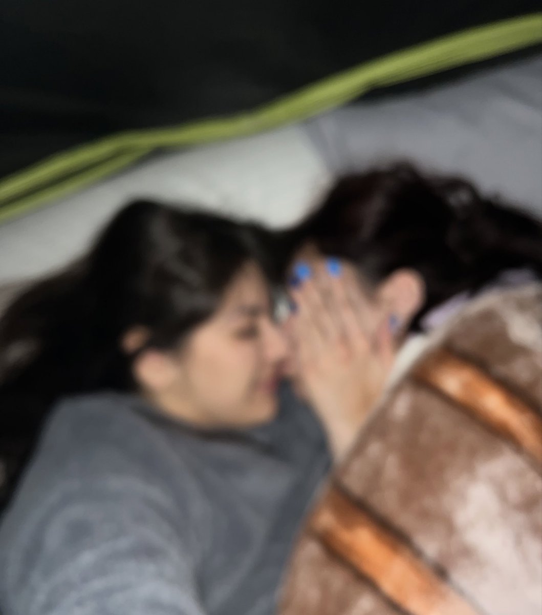 _h00lia_'s tweet photo. we slept on the floor for this man in the freezing cold..and it was absolutely worth it  #Residency11 #LoveOnTourLA https://t.co/tyN75IxAR0