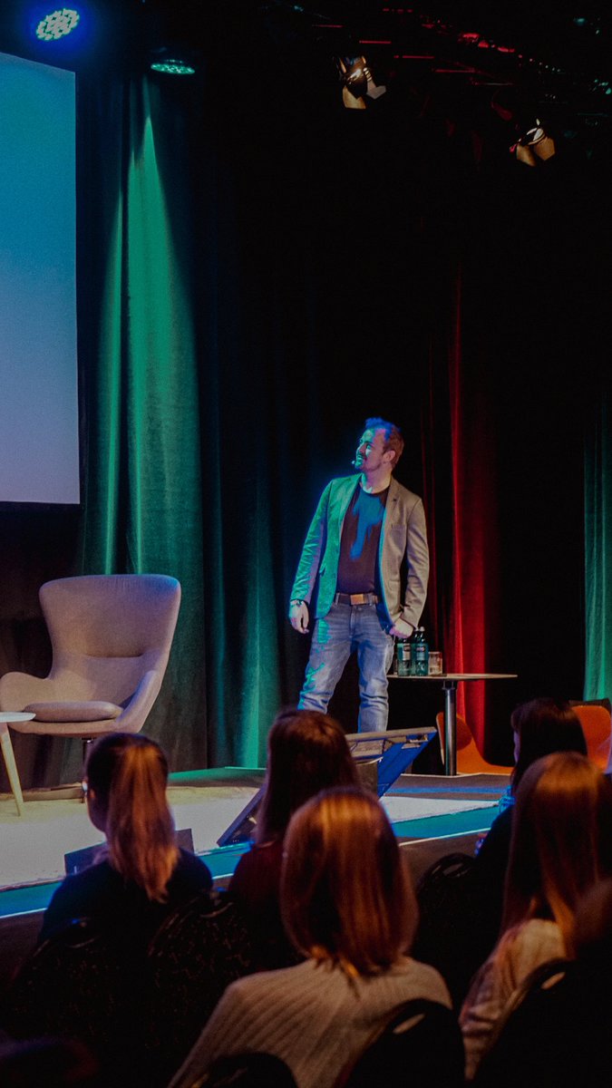 DigitaleLeute's tweet photo. We are SORRY,
that you have to choose between these fantastic talks to kick off the #DLSummit:
1️ @bfgmartin (@eqtventures) about how you make better decisions faster 🤷
2️ @fabianhemmert (@Uni_Wuppertal) about #designing #interactions from hand axes to smartphones 🪓📱 https://t.co/cUKEVCSM0W