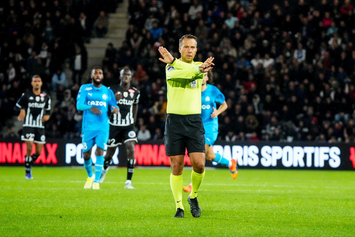 🖤 Nous apprenons avec consternation le décès brutal de Johan Hamel, arbitre de Ligue 1. 
Il avait dirigé récemment le match qui nous a opposé l'OM. 

Nous présentons à sa famille, ses proches et ses collègues nos sincères condoléances.