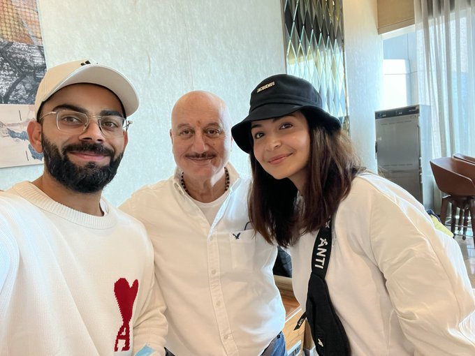 Anushka Sharma Xxx Hd Virat Kohli Fucked - Anupam Kher Meets Virat Kohli and Anushka Sharma at the Airport Lounge  (View Pic) | ðŸŽ¥ LatestLY