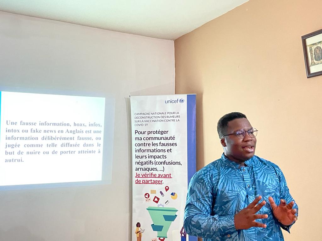 HalteCoViD19BJ's tweet photo. Réunir pour sauver leur communauté contre les Fake-News.
Une forte mobilisation des jeunes U-Reporters de Zè par @UNICEF_Benin pour former ces jeunes sur les astuces et techniques de vérification de l'information.
@ambafrancebenin ce 16/11/2022.
#wasexo
#SanteBenin
#vaccinonsnous https://t.co/pAuV6YGwvR