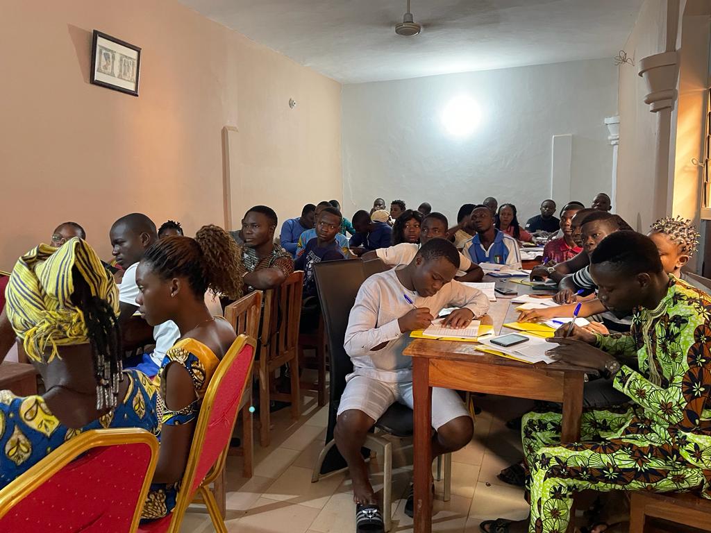 HalteCoViD19BJ's tweet photo. Réunir pour sauver leur communauté contre les Fake-News.
Une forte mobilisation des jeunes U-Reporters de Zè par @UNICEF_Benin pour former ces jeunes sur les astuces et techniques de vérification de l'information.
@ambafrancebenin ce 16/11/2022.
#wasexo
#SanteBenin
#vaccinonsnous https://t.co/pAuV6YGwvR