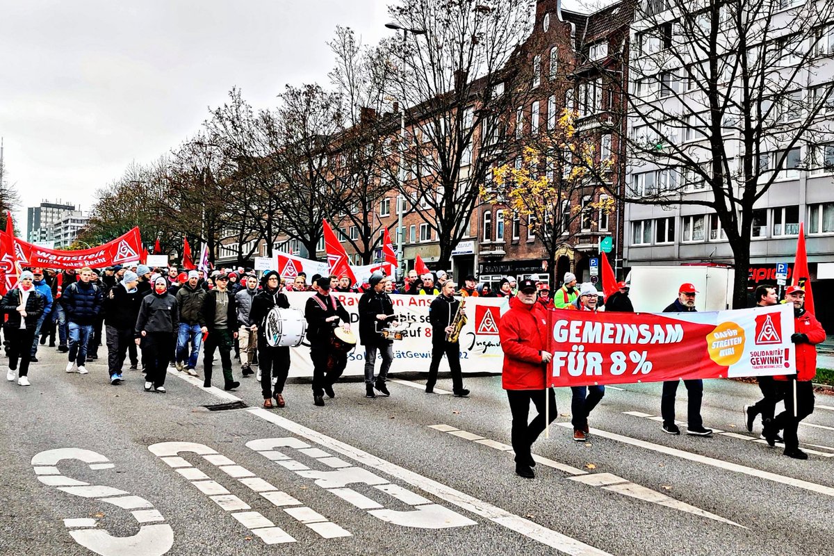 lgbeutin's tweet photo. Moin ☀️ Heute ist Küstenaktionstag der @igmetallkueste in #Kiel. "Gemeinsam für 8 Prozent". Solidarität mit dem #Warnstreik der IG Metall. Eure Forderungen sind berechtigt, gerade in Zeiten von #inflation & Energiekrise ✊ https://t.co/38Ufwhv9sk