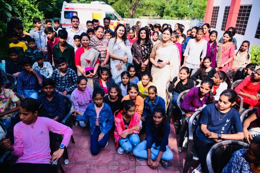 rscpcr's tweet image. बाल सप्ताह  के तीसरे दिन बाल स्वास्थ्य एवं परामर्श शिविर का आयोजन
इवेंटिंग हेल्पिंग हैंड सोसायटी की निदेशक हिमांशी गहलोत ने शिरकत
आयोग अध्यक्ष श्रीमती संगीता बेनीवाल ने किया स्वागत
350 बच्चे हुए शिविर से लाभान्वित
@RajCMO
@SangeetaBeniwa3
@SangeetaGarg_ 
@nusratajm
@shiv_naga