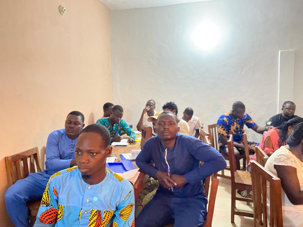 HalteCoViD19BJ's tweet photo. Réunir pour sauver leur communauté contre les Fake-News.
Une forte mobilisation des jeunes U-Reporters de Zè par @UNICEF_Benin pour former ces jeunes sur les astuces et techniques de vérification de l'information.
@ambafrancebenin ce 16/11/2022.
#wasexo
#SanteBenin
#vaccinonsnous https://t.co/pAuV6YGwvR