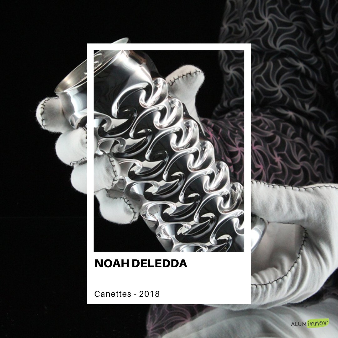 aluminnov's tweet photo. #1jour1artiste 
Sous le bon angle, les objets du quotidien peuvent être des œuvres d’art, en témoigne le travail du sculpteur Noah Deledda. Il transforme ces canettes cylindriques et les plisse en des motifs géométriques à partir d’une pression précise exercée par ses doigts. https://t.co/nYM0aezq47