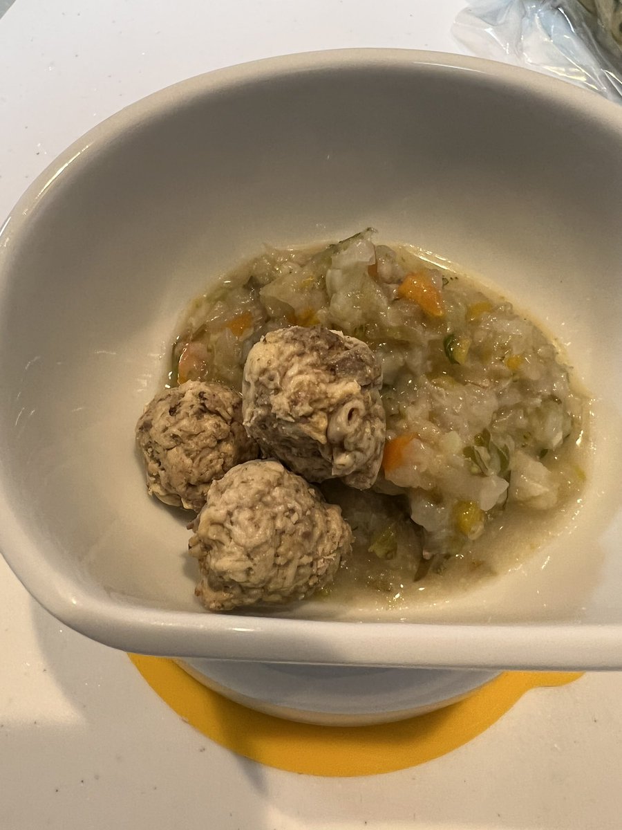 わんこの手作りご飯
本日は白菜と大根を出汁で煮て、レバー入りの肉団子を添えてみました
仕事柄たくさんのフードを試すのですが、手作りは中でも一番人気！！取り合いが始まります
店頭でもお買い求めいただけますし、発送も可能です
#プレーヌリュヌ
#犬のご飯
#犬ご飯
#犬の手作りご飯