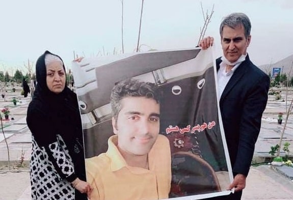 Mojtabapacino's tweet photo. پدر و مادر "پویا بختیاری" زندانن.
امروز ۲۵ آبان، یه ایران واست سالگرد میگیره
#مهسا_امینی https://t.co/hWWBpvU9NQ