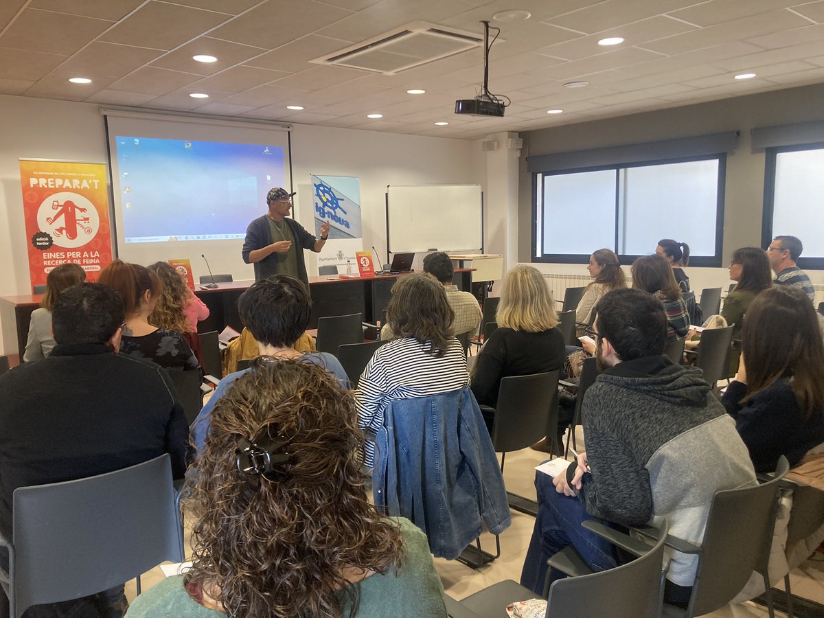 IGDpreparat's tweet photo. @enricbastardas dona les claus i consells sobre com treballar l’empremta digital i la xarxa social Linkedin per treure el màxim rendiment per aconseguir més oportunitats laborals i avançar en el desenvolupament professional. https://t.co/hPxdDmpMEX