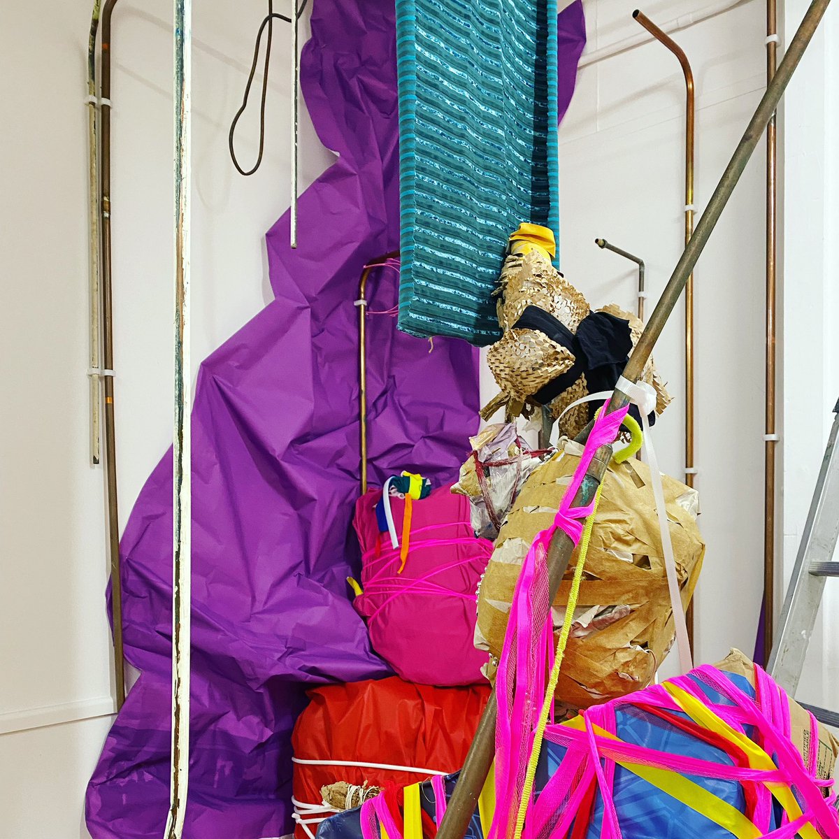 Mesklakernow's tweet photo. Installation is underway for the #mesklabrewyondrudh exhibition of rubbish sculpture. Pls join me for the opening event - 5-9pm, Fri 25th Nov at The Old School House, @Krowji, #Redruth 🐚 RSVP for opening/closing events https://t.co/QwKPiYioOE so that I can buy enough crisps 🐚 https://t.co/vxXBIe1H0m
