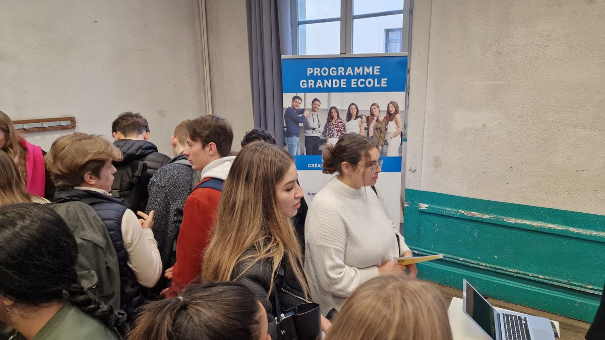 Lycee_Poincare's tweet photo. C'est parti pour le forum des grandes écoles au @Lycee_Poincare.
Une centaine d'écoles du supérieur présentes sur site !! 1/2 https://t.co/IrB7UDzwlL