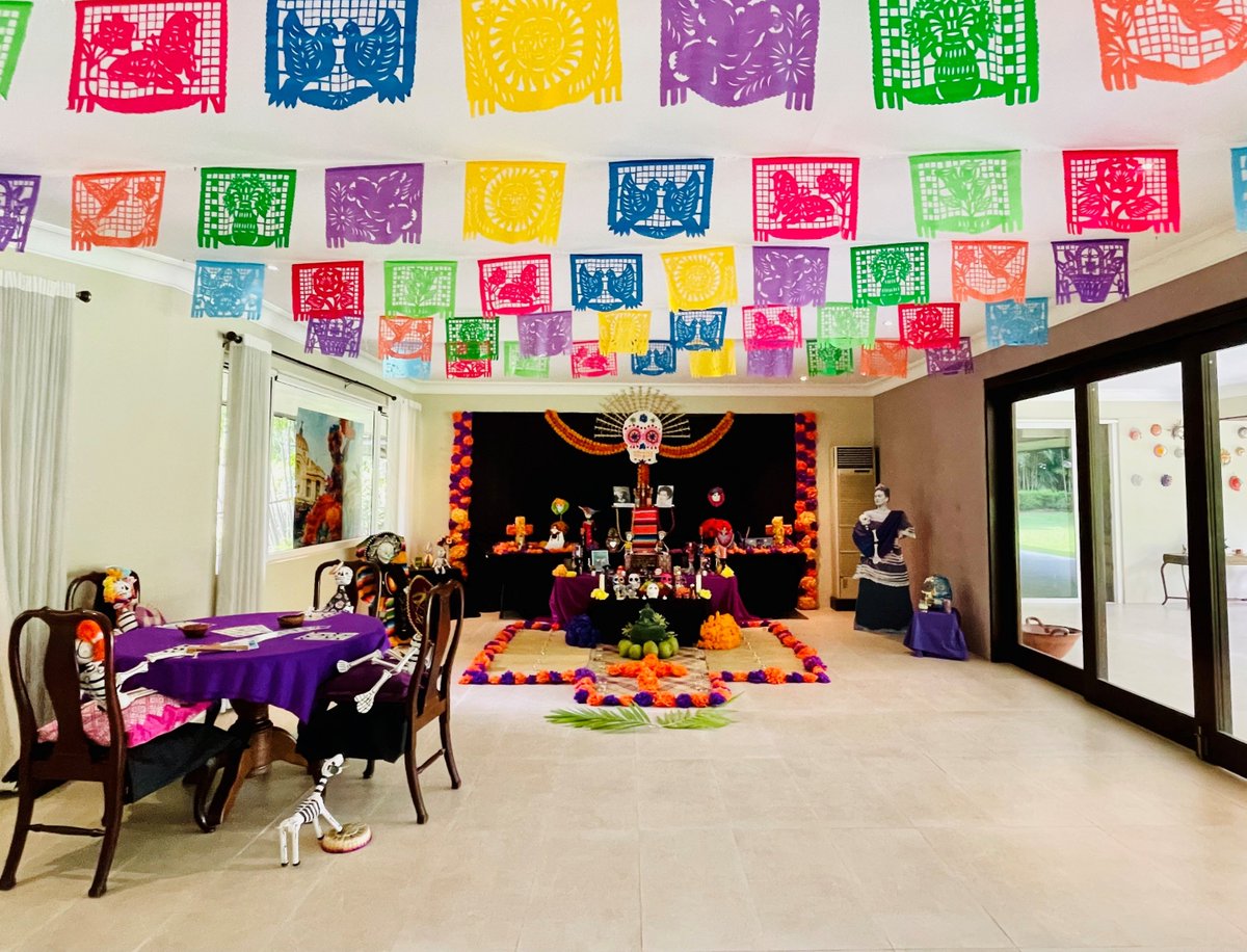 EmbaMexFil's tweet photo. 🗣️As in previous years, @EmbaMexFil is participating in the💀#RetoAltares, organised by @IME_SRE, with our #DayoftheDead #Offering dedicated to 🇵🇭actress Susan Roces and 🇲🇽singer Vicente Fernández. We'd love to😉count on your vote (give us a like👍)  in: https://t.co/1PAzukDqCk https://t.co/68wVXBQxuo
