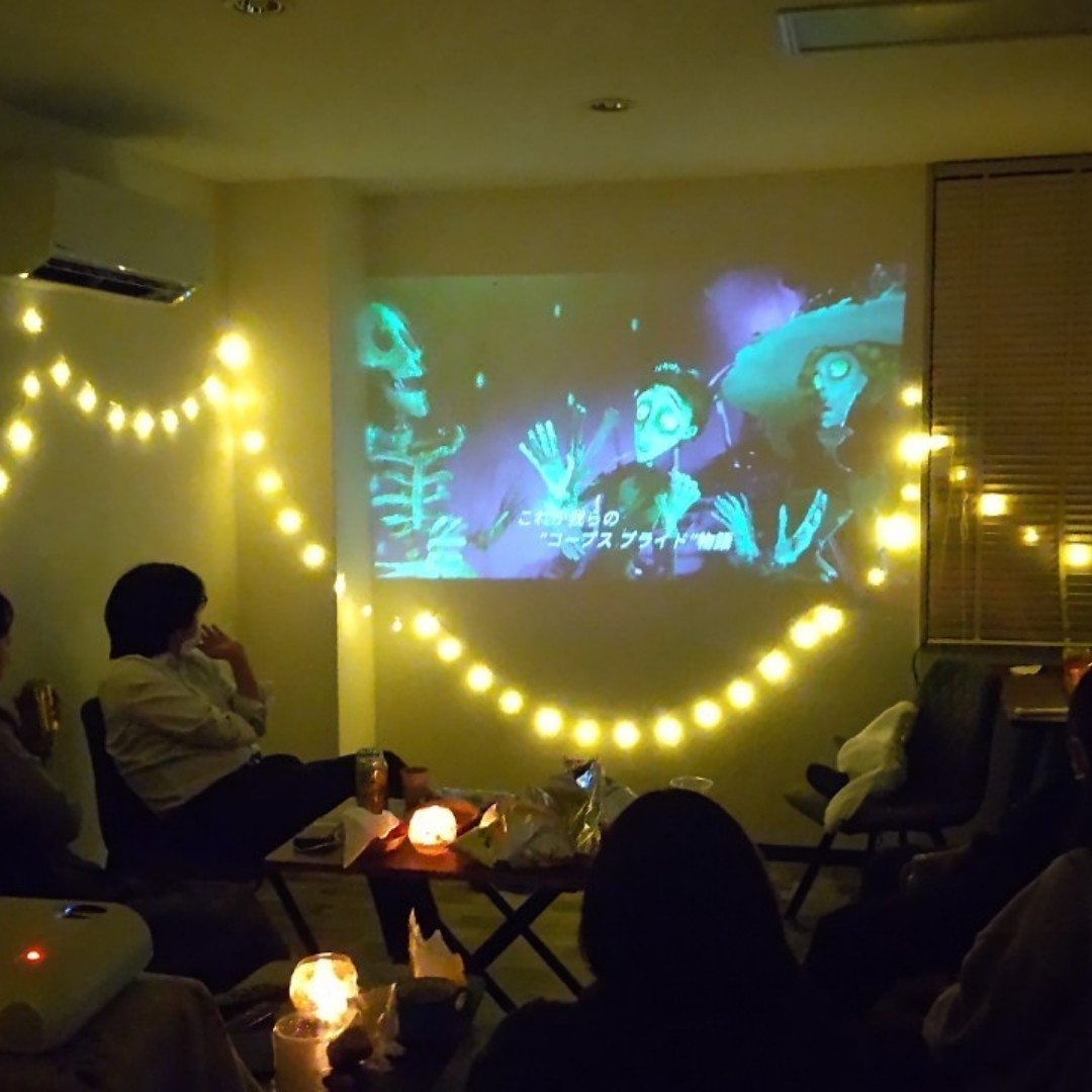 himachica's tweet photo. 今月のLast Friday Nightはグランピング風交流会です！
ぬくぬくしながらオレンジのライトの灯に包まれてただただのんびりおしゃべりする、ゆるさ満載のイベントです～！クリエイターやフリーランス多めなので、ご興味ある方ぜひお気軽にいらしてくださいませ～！ https://t.co/YWYxlZTb5W