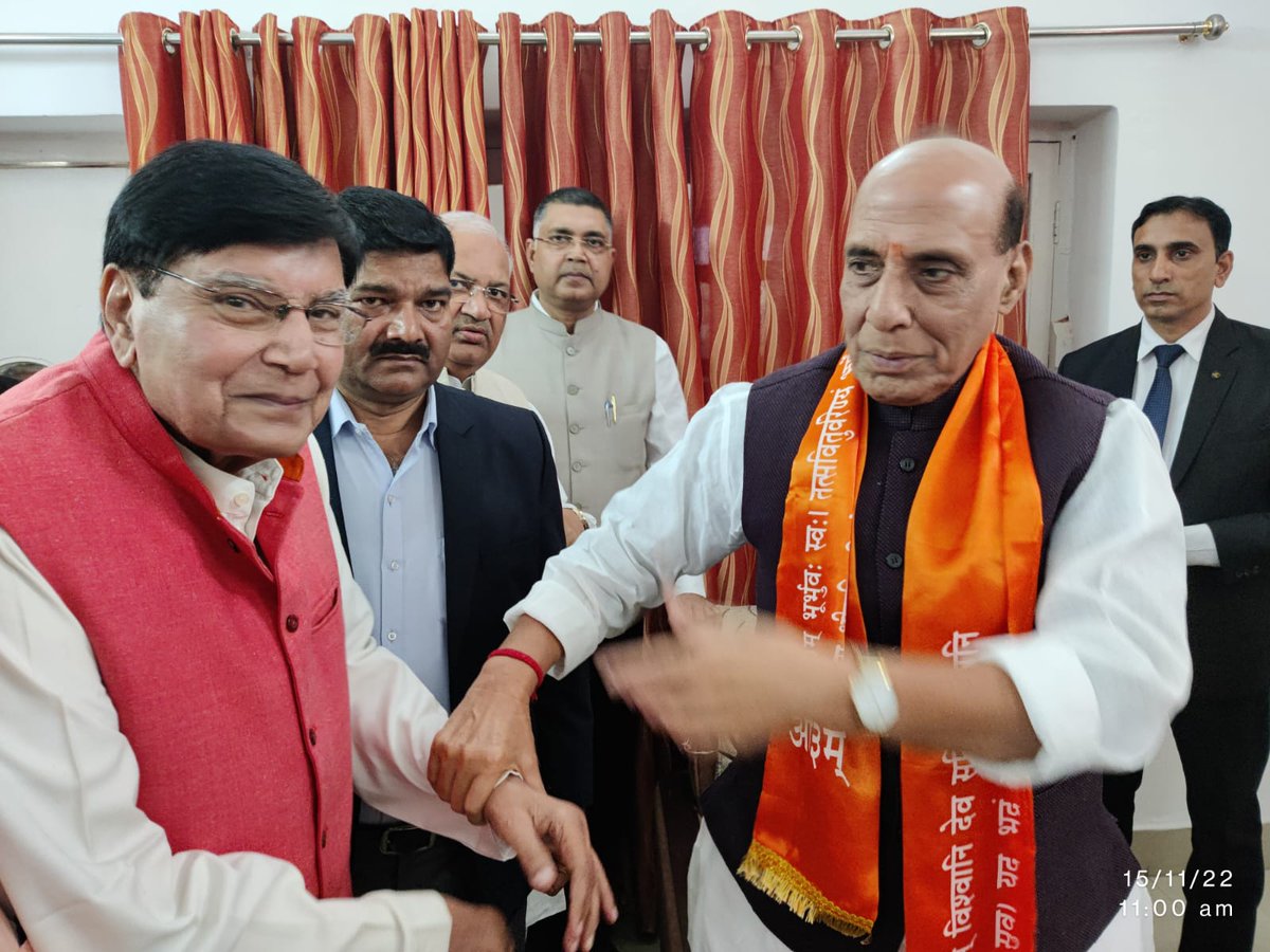 ManmohanTewari2's tweet image. माननीय श्री राजनाथ सिंह जी @rajnathsingh, रक्षा मंत्री, भारत सरकार के साथ महाविद्यालय प्रकरणों पर विचार विमर्श करते डीएवी पी जी कॉलेज के माननीय प्रबन्धक श्री मनमोहन तिवारी जी।