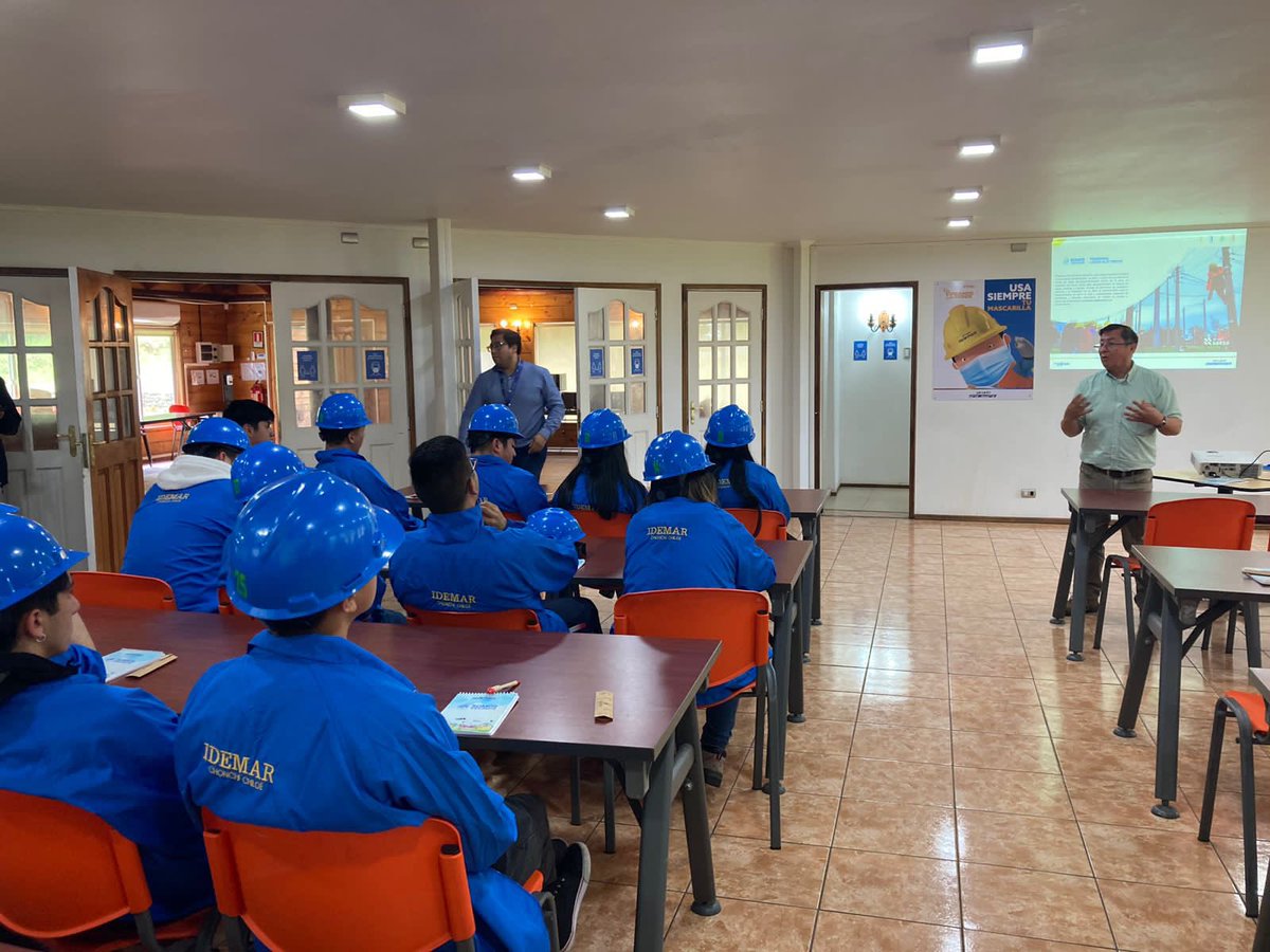 InstitutodelMar's tweet photo. Estudiantes de la especialidad de Electricidad #IDEMAR , en el marco de su gira de estudios, visitan el patio de entrenamiento Barro Blanco de la empresa @Saesa en #Osorno
#SoyTP @fundac_condell #Chonchi #Chiloé @Sancarlos105 #liceoseléctricos https://t.co/CnvTfB5Zvh