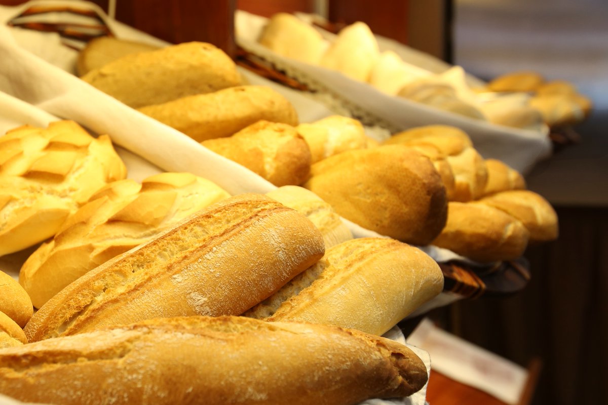 PasajeSev's tweet photo. En #Pasaje22 te ofrecemos nuestra variedad de panes directamente del horno a la mesa 🥖🥐

Te esperamos hoy para comenzar la semana de la mejor manera en 📌 Av. Luis Montoto, 100. https://t.co/0uzyBAxai9