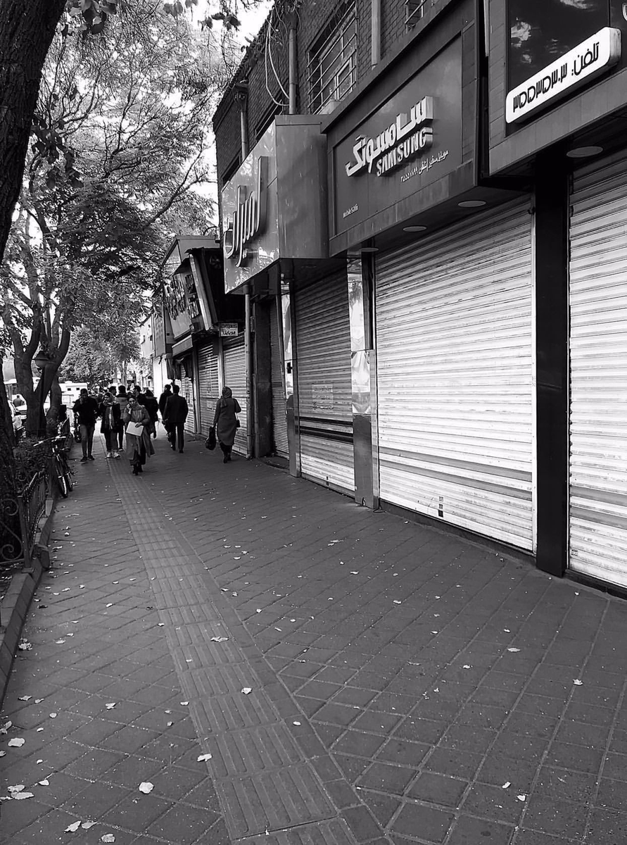 arixolin's tweet photo. شهناز #تبریز موبایل فروش ها در اعتصاب کامل ✌️

#مهسا_امینی 
#اعتصابات_سراسری https://t.co/sGkjPjnO8O