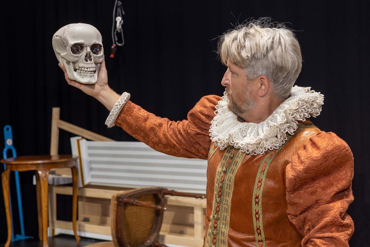 HEUTE WEDER HAMLET um 19:30 auf unserer Foyerbühne: #SebastianKrähenbühl spielt den allwissenden Vorhangzieher und ewigen Anekdotenerzähler Ingo Sassmann, in unserer Eigenproduktion der Komödie von #RainerLewandowski. #Theater #Winterthur Trailer + Infos: theaterwinterthur.ch/heute-weder-ha…