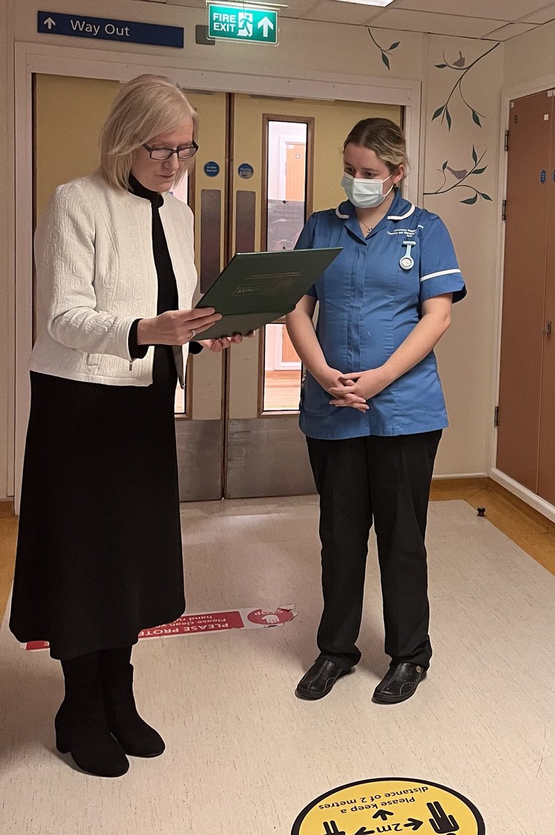 Daisy award to Natalie! Well done and fully deserved. #daisyaward #uhcw ⁦<a href="/UHCW_NICU/">UHCW Neonatal Unit</a>⁩