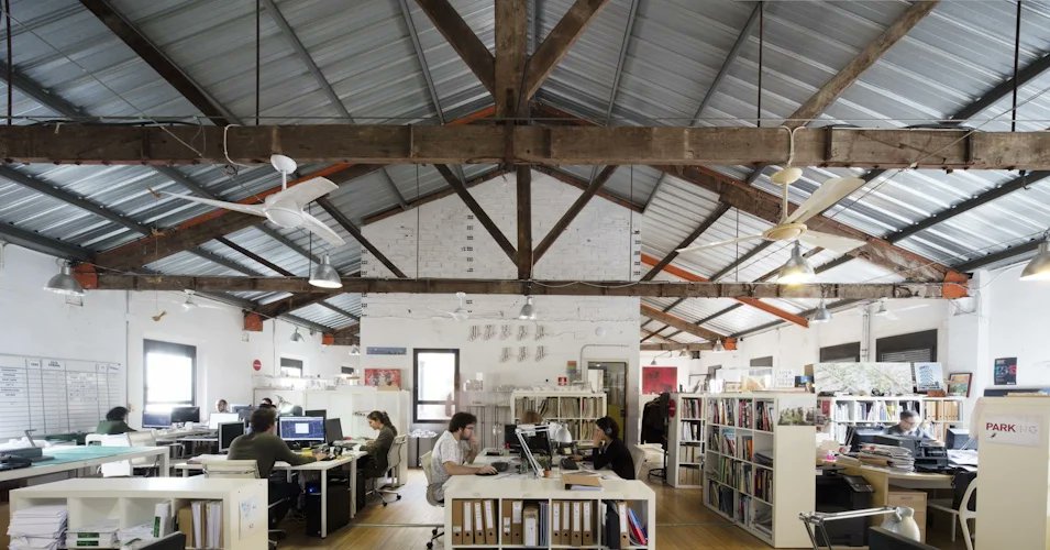 El concepto tenía por objetivo compartir costes y crear un entorno de oportunidades. Concepto al que, 10 años más tarde, pasaría a conocerse como ‘coworking’. Una forma de organización basada en tres pilares: